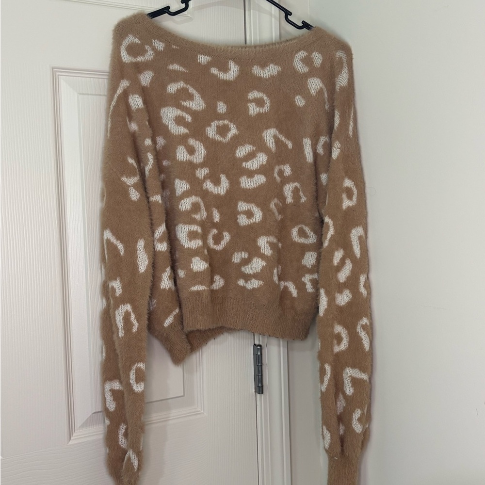 Express Women's Beige and White Patterned Sweater